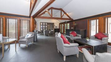 Apartment, Multiple Beds | Living room | 30-inch TV with cable channels