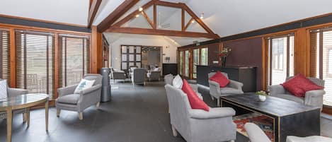 Apartamento, várias camas | Sala de estar | TV 30 polegadas com canais a cabo