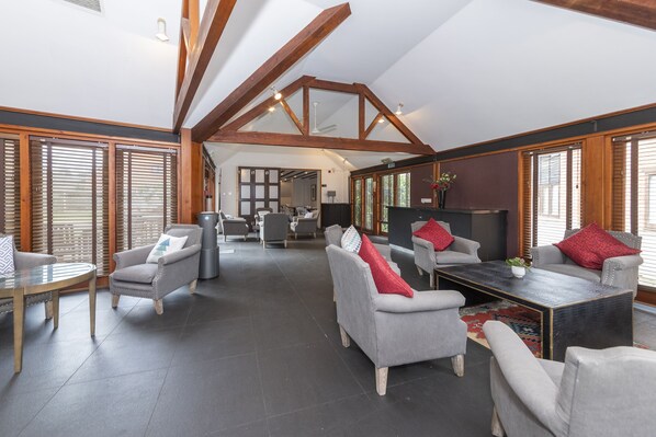 Apartamento, varias camas | Sala de estar | Televisión de 30 pulgadas con canales por cable