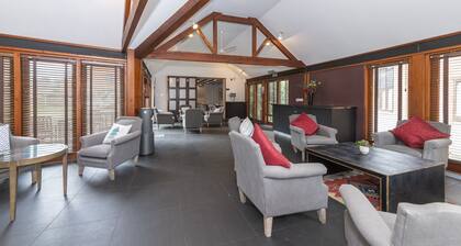 Charming 20-bed Self Contained Dwelling in Hook