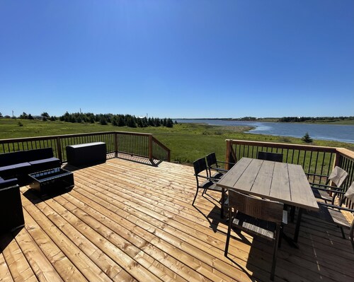 Family Friendly Cottage- Only a 5 Minute Walk From Beautiful North Shore Beach