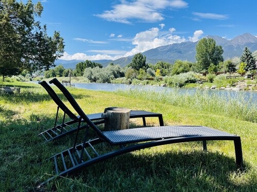 Secluded Riverfront Retreat w/hot tub & private river access