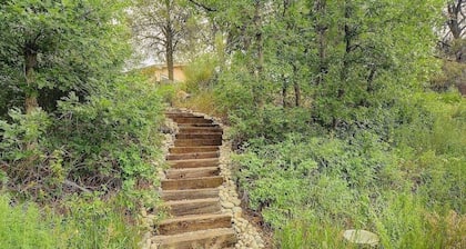 Secluded Riverfront Retreat w/hot tub & private river access