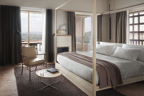 Frette Italian sheets, premium bedding, down comforters, minibar