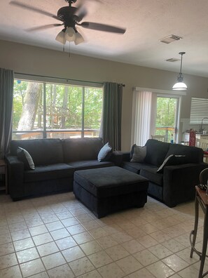 Smart TV, DVD player, video library - Perfect pet friendly holiday getaway! (Coldspring)