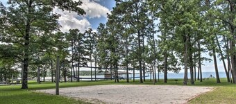 3BR/2B cottage in popular lake area. Book early to get preferred summer dates!