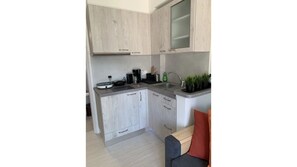 Jääkaappi, mikroaaltouuni, kahvin-/teenkeitin, vedenkeitin