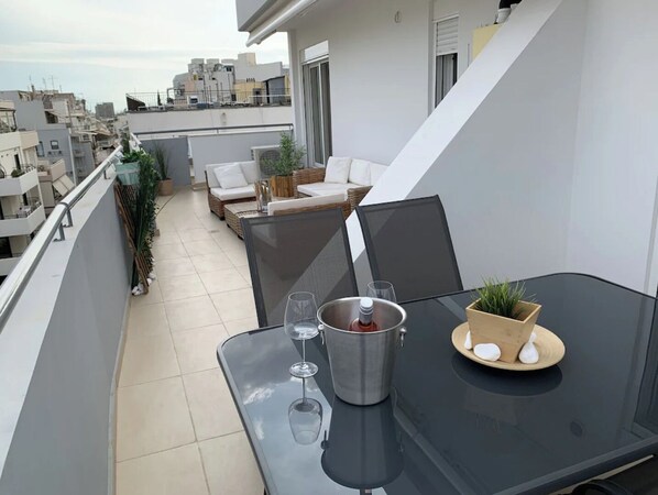 Outdoor dining - MV Penthouse in Athens (Athina)