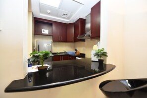 Studio | Private kitchen | Full-size fridge, microwave, oven, stovetop - MRH - Studio in Discovery Gardens (Dubai)