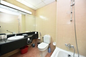 Studio | Bathroom | Free toiletries, hair dryer, towels, soap - MRH - Studio in Discovery Gardens (Dubai)