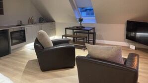 Een modern loft appartement met keuken, eethoek en zithoek.