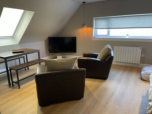 Apartment, 1 Queen Bed | Living room