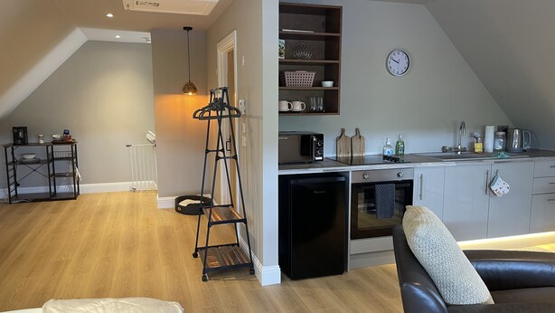 Een modern loft appartement met een keuken, eetgedeelte en een gezellige zithoek.