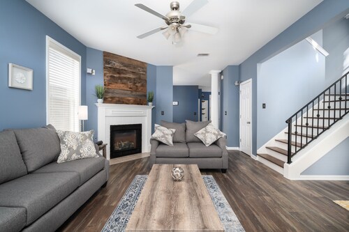 Relax in a Spacious 3 Bedroom + Office- Mud Island/Downtown 