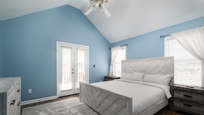 A bedroom with a bed, a nightstand, a dresser, and a ceiling fan. - Relax in a Spacious 3 Bedroom + Office- Mud Island/Downtown (Memphis)