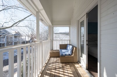 Relax in a Spacious 3 Bedroom + Office- Mud Island/Downtown 