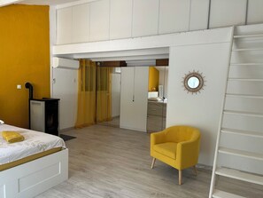 3 habitaciones, escritorio y tabla de planchar con plancha 