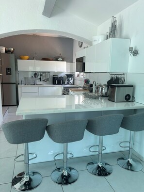 雪櫃、微波爐、焗爐、爐具