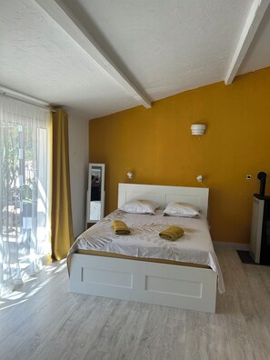 3 habitaciones, escritorio y tabla de planchar con plancha 
