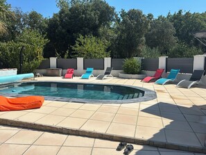 Una piscina al aire libre