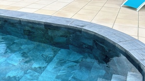 Ein Schwimmbecken mit Steinplattenmuster.