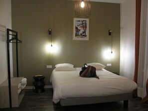 Premium bedding, Select Comfort beds, individually decorated - Logis Hotel Le Cheval Noir (Argenton-sur-Creuse)