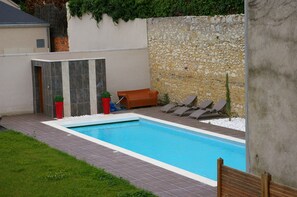 Una piscina al aire libre de temporada