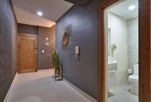 Douche, sèche-cheveux, serviettes fournies, savon