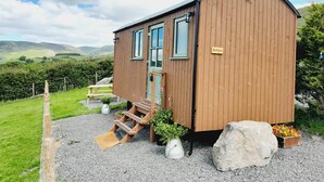 Eine Holzhütte mit Tür, Fenstern und einem Schild mit der Aufschrift 'Fell foo'.
