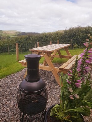 Outdoor dining - Fell Foot Shepherds hut on traditional Lakeland farm (Bassenthwaite)