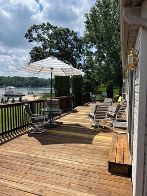 Outdoor dining - Relaxing Crooked Lake Cottage - Private Dock, Large Yard, Great Fishing (Lake)