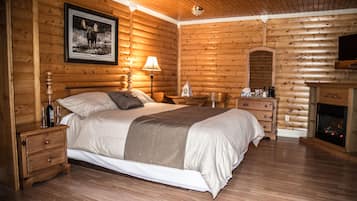 Honeymoon kamer, 1 queensize bed, hot tub | Een bureau, gratis wifi, beddengoed