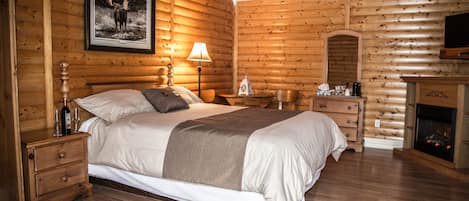 Honeymoon Room, 1 Queen Bed, Hot Tub | Desk, free WiFi, bed sheets