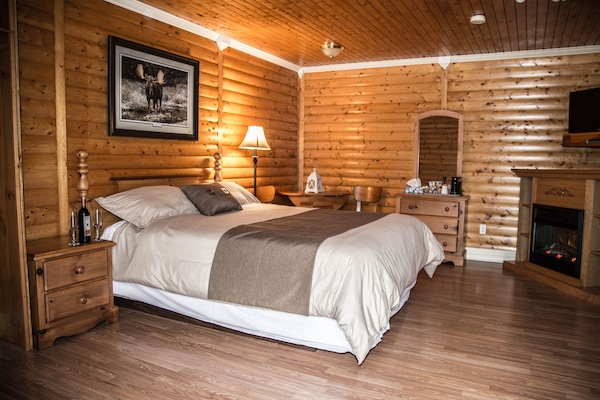 Habitación de luna de miel, 1 cama de matrimonio, bañera de hidromasaje | Escritorio, wifi gratis, ropa de cama