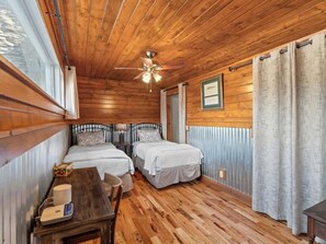 3 bedrooms, iron/ironing board, travel cot, free WiFi