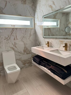 Combined shower/bathtub
