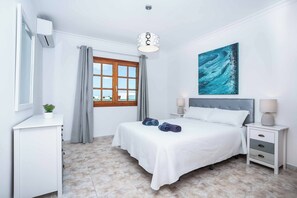 4 bedrooms, iron/ironing board, WiFi, bed sheets