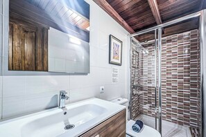 Combined shower/tub, towels