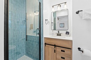 Ensemble douche/baignoire, sèche-cheveux, serviettes fournies, savon
