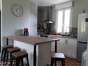 Jääkaappi, mikroaaltouuni, uuni, liesi