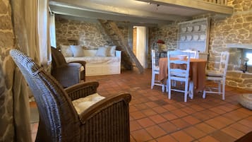 Een open haard en boeken