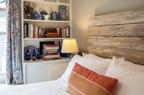 2 habitaciones, escritorio y tabla de planchar con plancha 