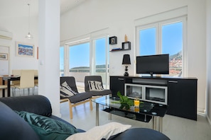 Apartment (2 Bedrooms) | Wohnbereich | 100-cm-LCD-Fernseher mit Kabelempfang, Fernseher