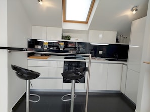 Apartment (2 Bedrooms) | Eigene Küche | Kühlschrank, Geschirrspüler, Wasserkocher mit Kaffee-/Teezubehör