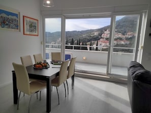 Apartment (2 Bedrooms) | Essbereich im Zimmer