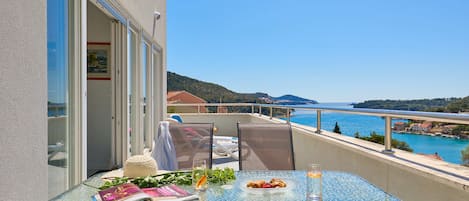 Apartment (2 Bedrooms) | Balcony