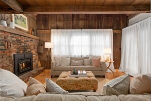 Smart TV, chimenea y libros 