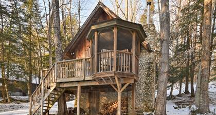 Chic Cabin with Fireplace at Stratton Mountain