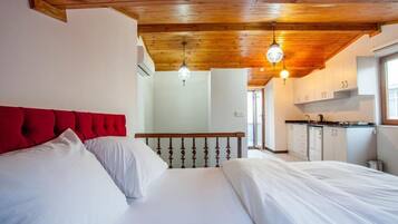 Family Room | In-room safe, iron/ironing board, free WiFi, bed sheets
