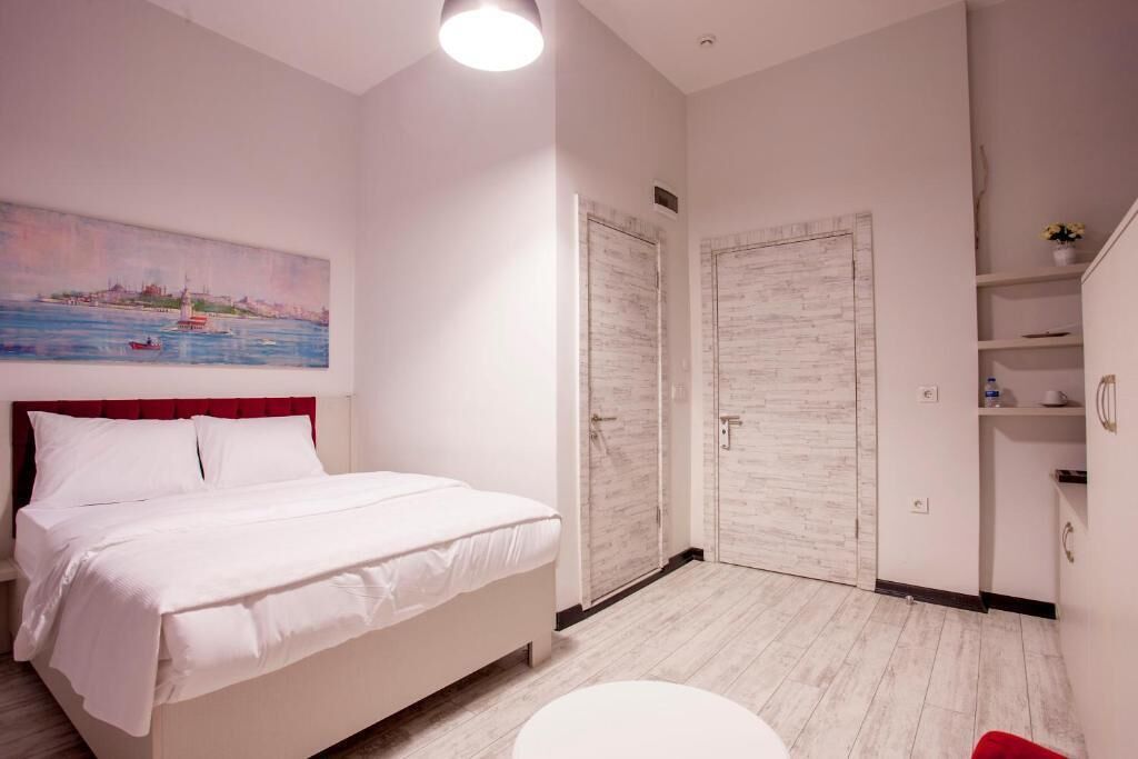 Deluxe Room | In-room safe, iron/ironing board, free WiFi, bed sheets